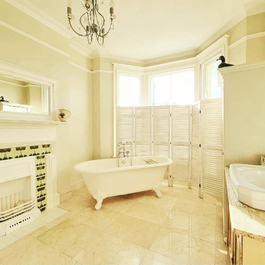Homestay West Hill Retreat Edwardian Balcony Ensuite With Served Breakfast & Free Parking